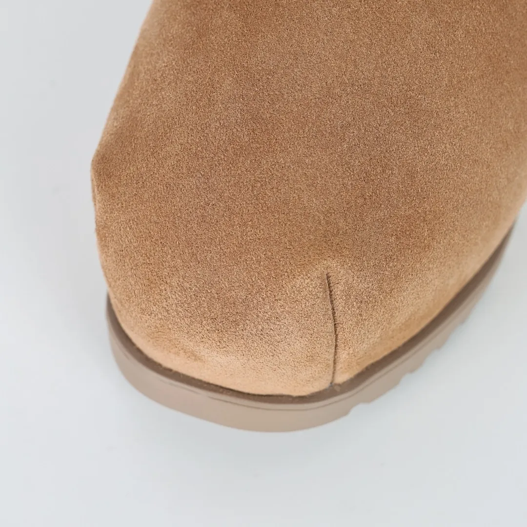 Pick up locally 💰660 Core recommended good price It is a very suitable choice for keeping warm in winter and at home. In the new year, uug has launched a series of styles, which are partial to the preferences of young consumers and have also moved to the forefront of fashion trends. Shoe body material Water-repellent coated suede upper 17mm UGGPURE™ implanted wool insole Lightweight non-slip comfortable rubber outsole With brand LOGO trademark Comes with a full set of packaging Size: 35 36 37 38 39 40